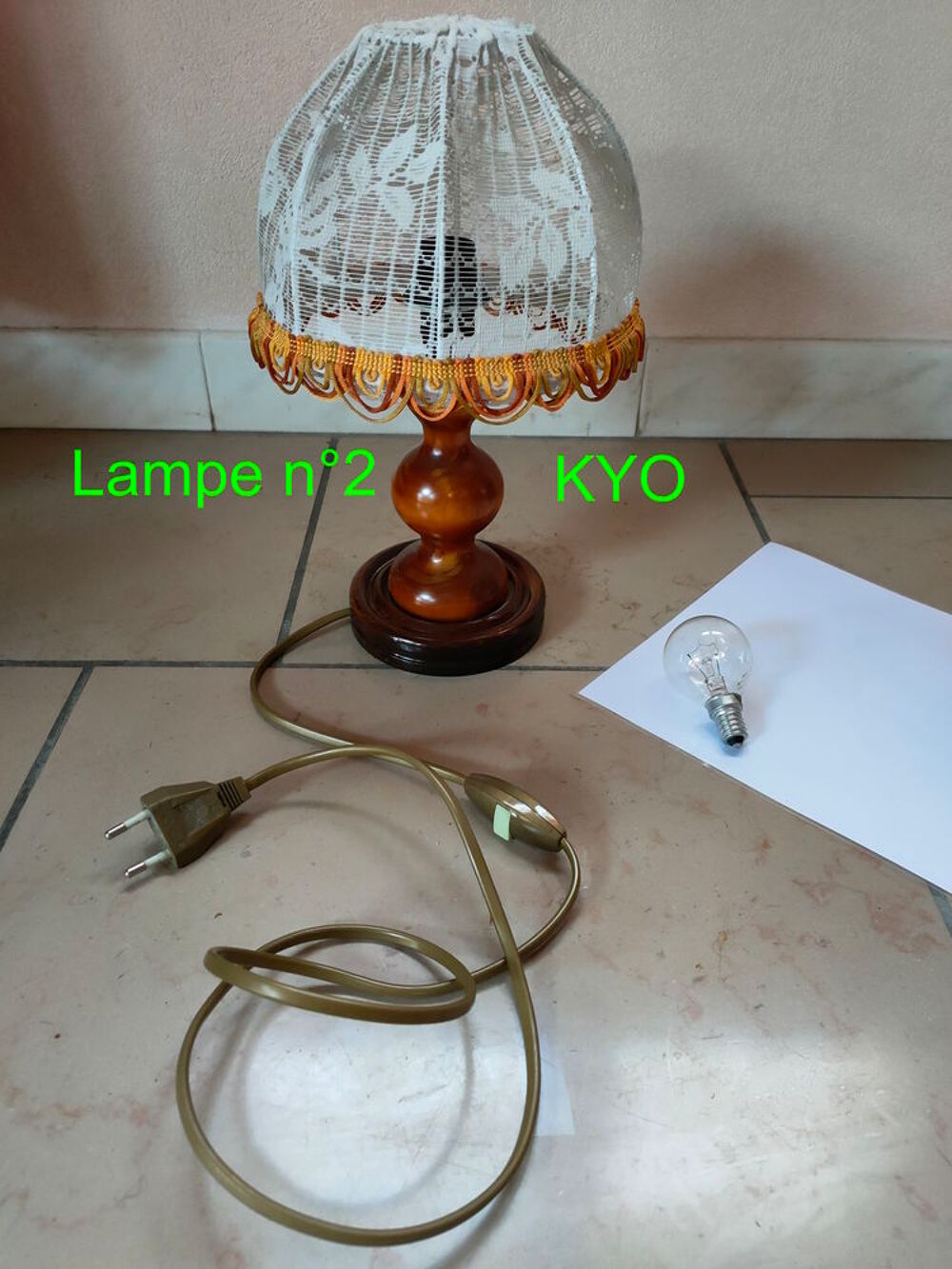 Lampe chevet-nuit bois &agrave; poser, abat-jour rond blanc tissu Décoration