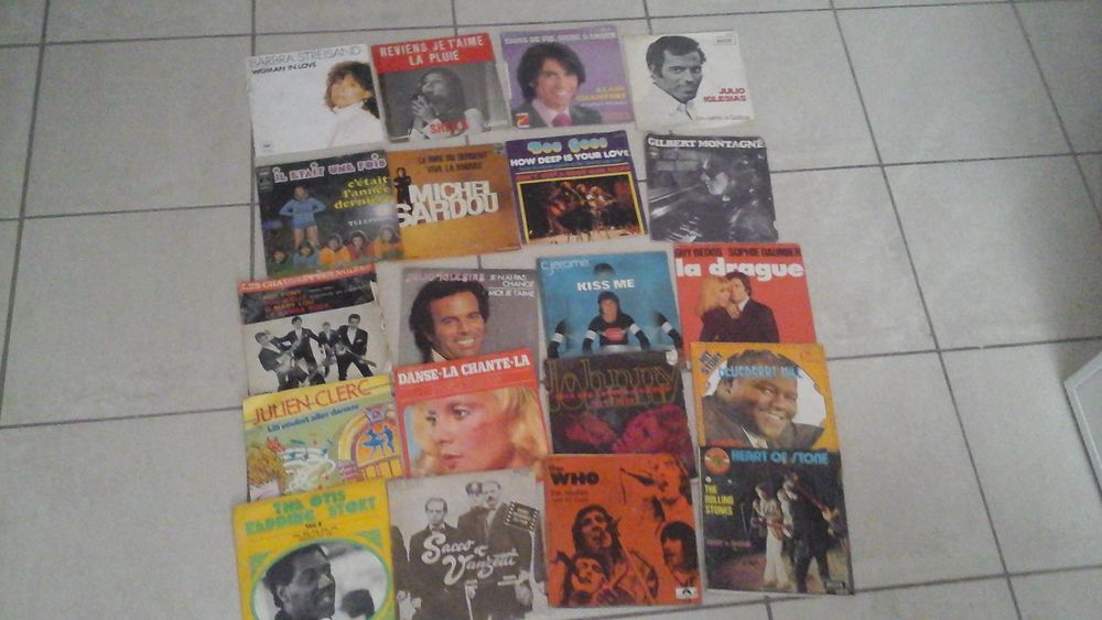 lot de 148 disques vinyles 45 tours et 91 vinyles 33 tours CD et vinyles