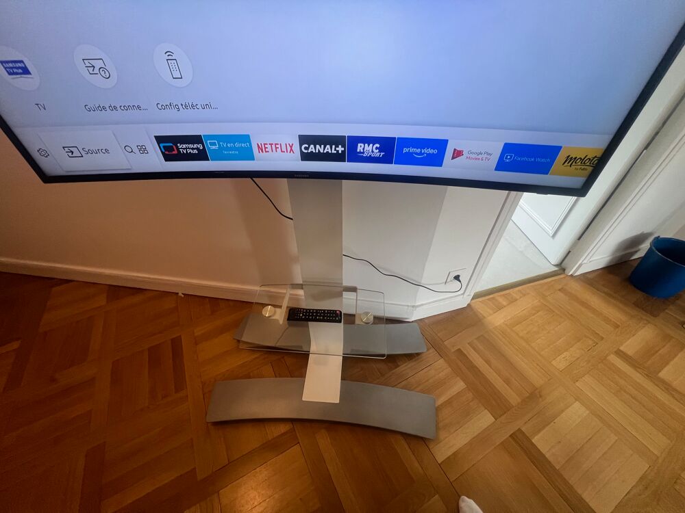 &agrave; vendre - t&eacute;l&eacute;viseur Samsung incurv&eacute; avec meuble TV Erard blanc sur roulettes Photos/Video/TV