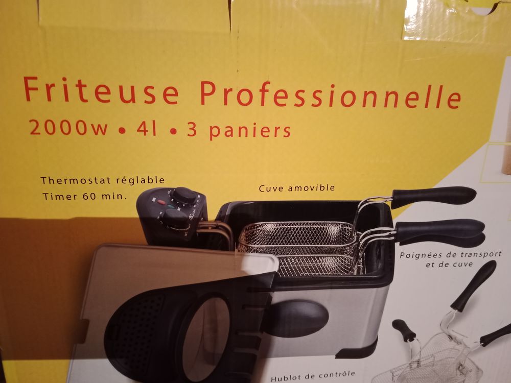 une friteuse professionnelle neuve dans son emballage. Electroménager