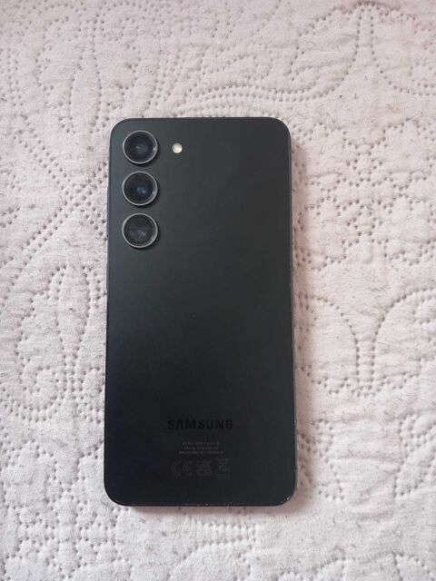 Galaxy S23
Nom du modle
SM-S911B/DS
tat neuf utilis trs peu 
Protge cran Fissur mais l'cran d'origine intacte .
Date de l'achat 11mai 2024 390 Paris 11 (75)