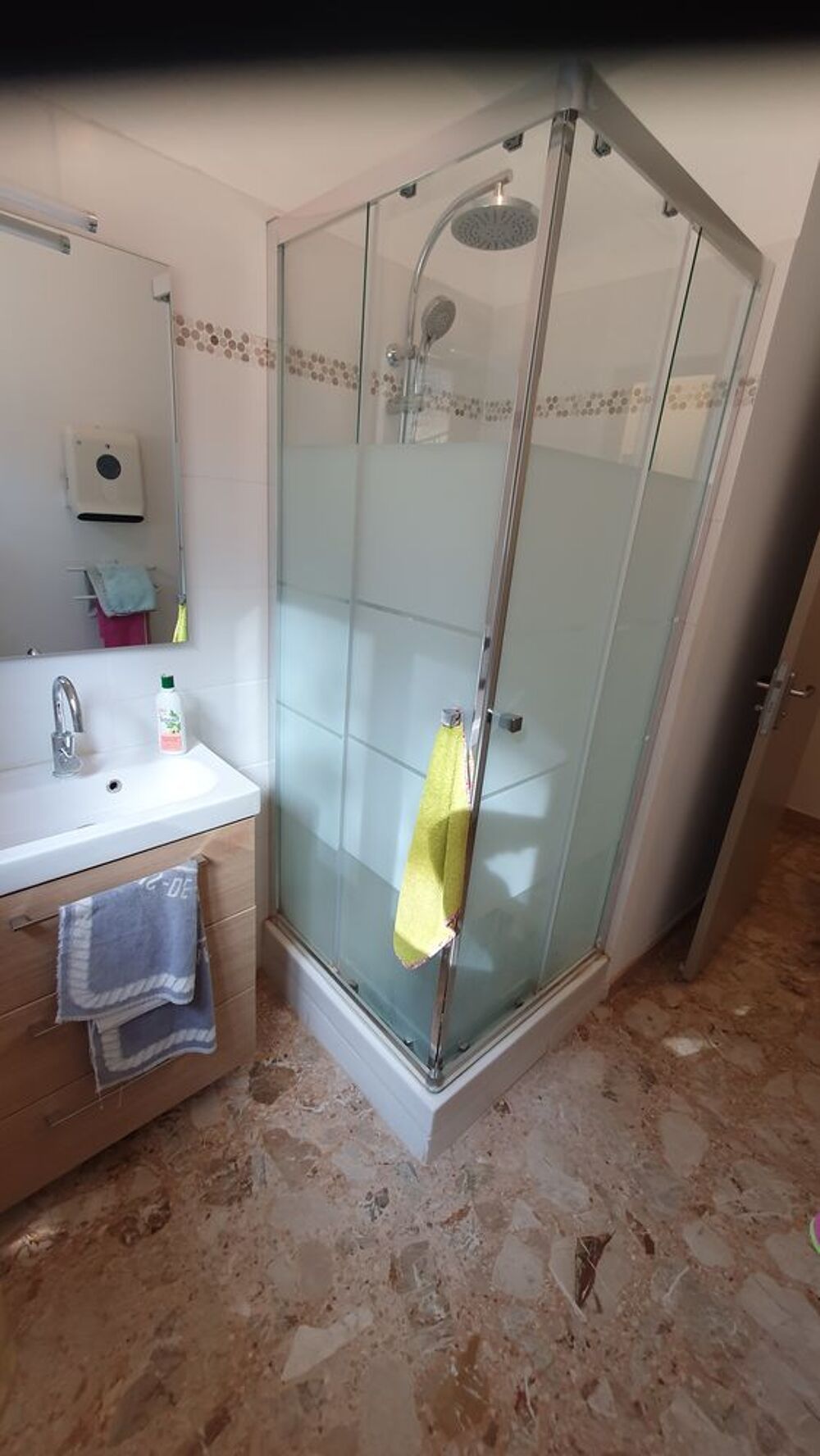 Location Appartement Confortable P3 au c?ur d'un park arboré calme Châteauneuf-de-gadagne