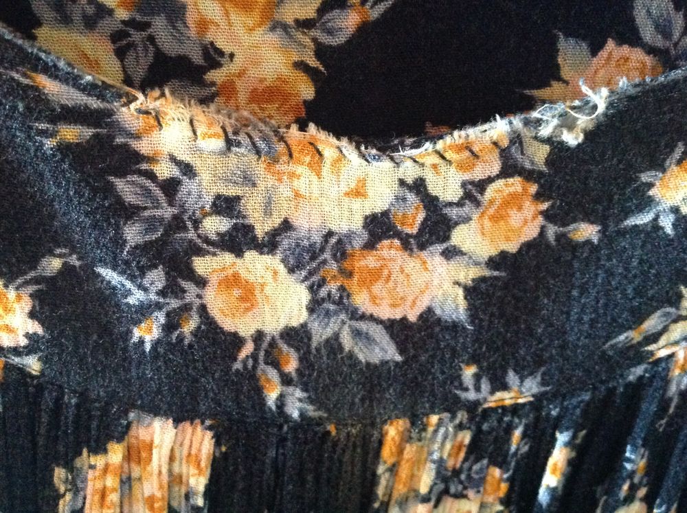 ROBE NOIRE &Agrave; ROSES JAUNE ORANG&Eacute;E GRANDE TAILLE Envoi possibl Vêtements