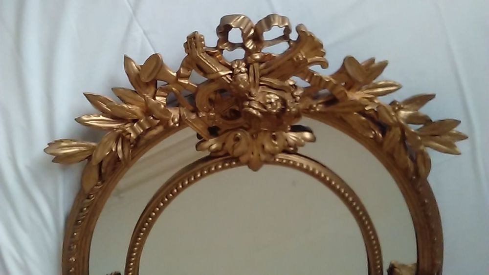 Miroir ovale en bois dor&eacute;, &agrave; parecloses Décoration