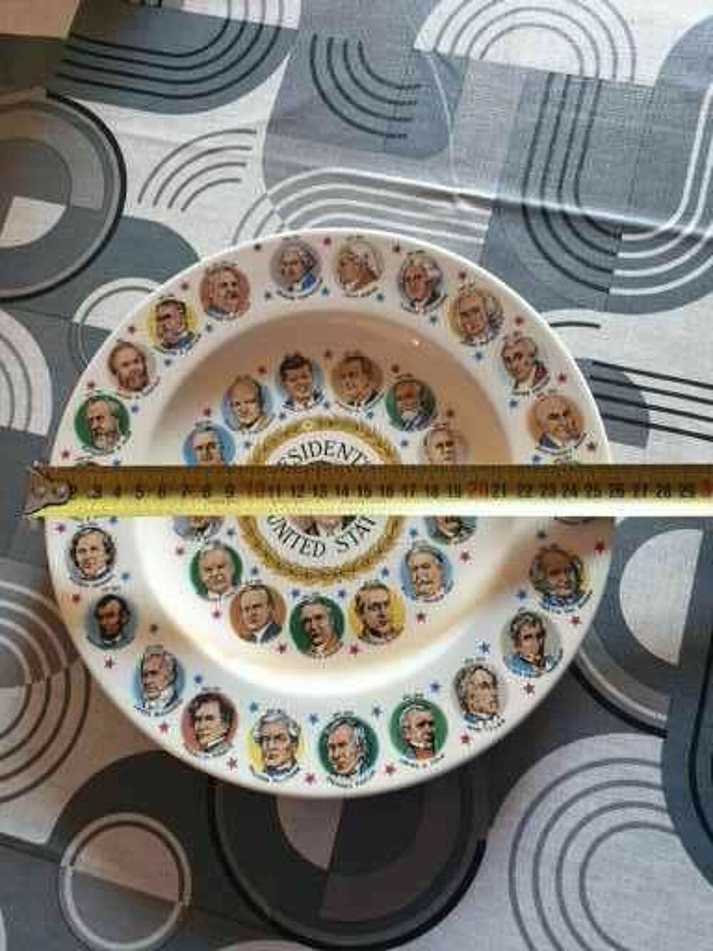 assiette rare de collection !
pr&eacute;sidents des Etats-Unis 
diam&egrave;tre 26cm
tr&egrave;s bon &eacute;tat
# Etats-Unis 