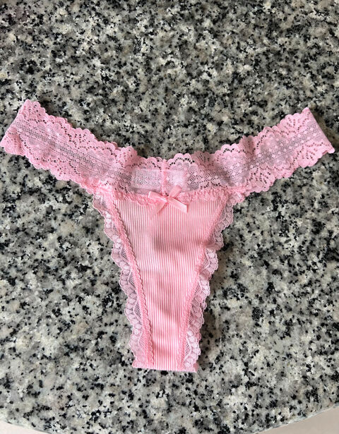 String rose en dentelle XS. Neuf jamais porté. Lingerie 15 Céret (66)
