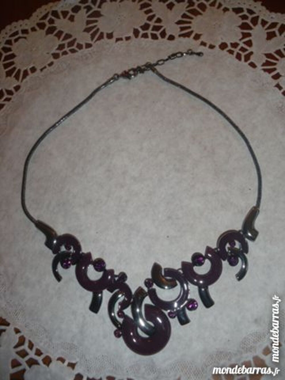 Tr&egrave;s joli collier (28b) Bijoux et montres