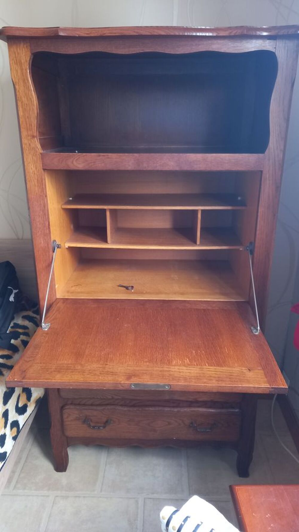 Bonjour, 
Je une secr&eacute;taire ancienne en ch&ecirc;ne neuf Meubles