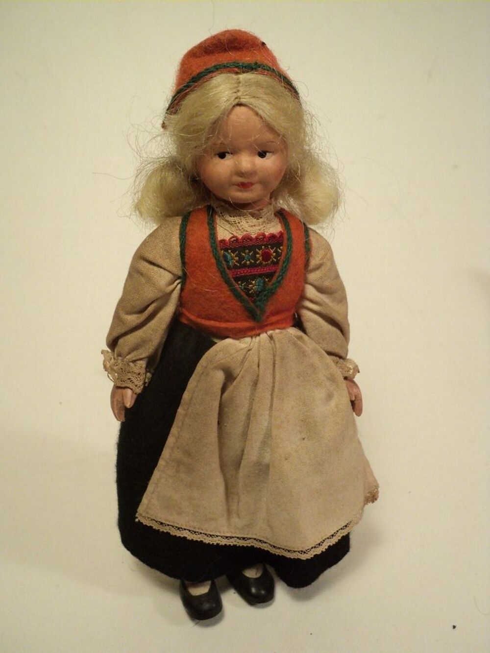 Ancienne Poup&eacute;e Folklorique ca 1960 Pays de l'Est Allemagne. 