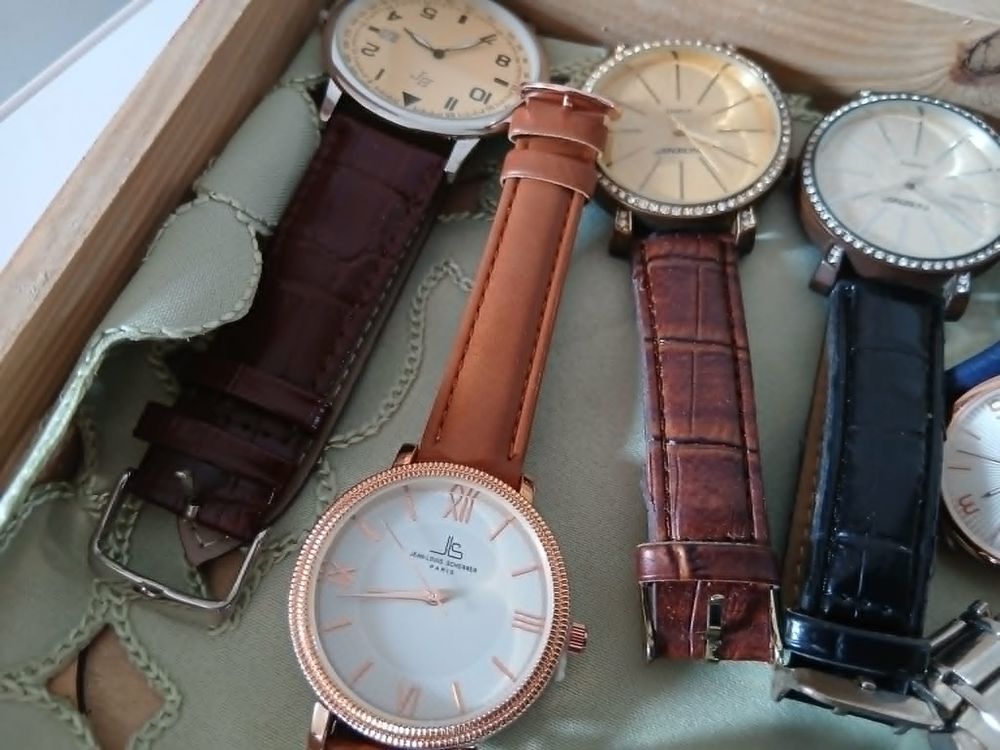Lot dix montres + coffret bois vitr&eacute; de valeur N&deg;1348 Bijoux et montres