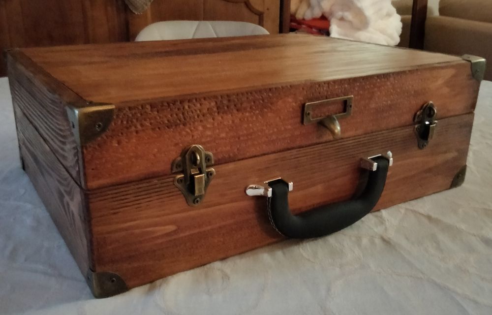 Valisette en bois. Décoration