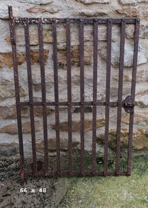 Ancienne grille-porte de puits et fontaine en fer forgé 80 Auxerre (89)