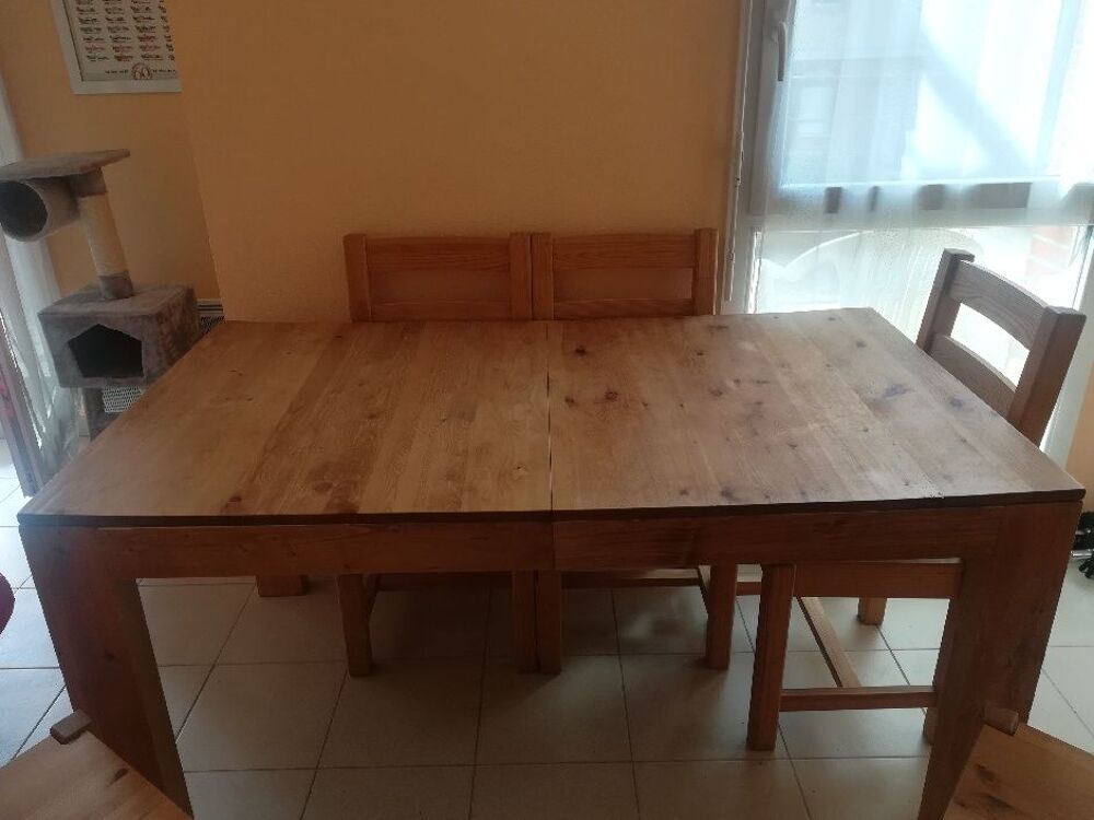Table en pin massif plus 6 chaises. 
Meubles