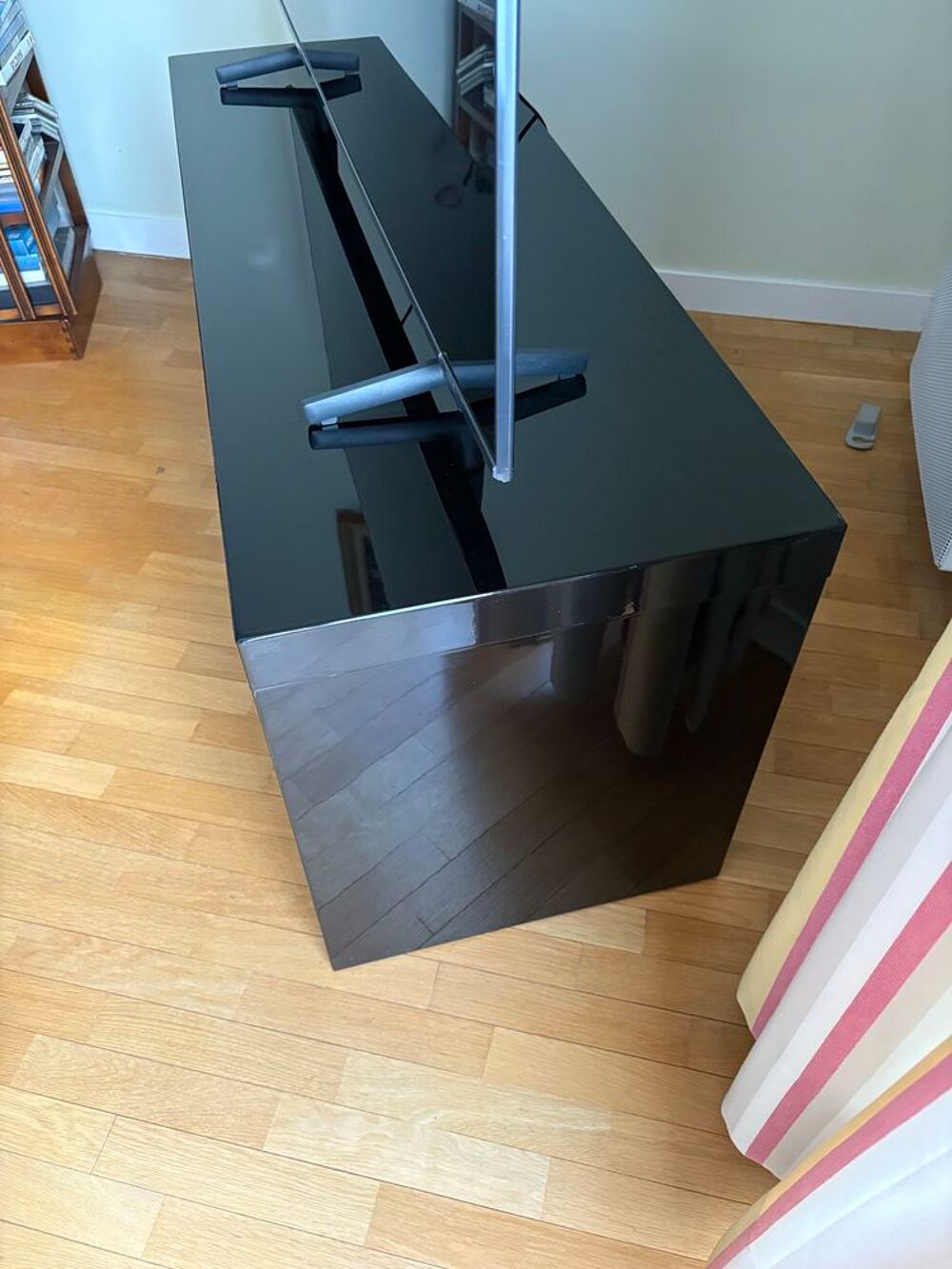 &agrave; vendre table de t&eacute;l&eacute; bois laqu&eacute; noir en tr&egrave;s bon &eacute;tat Meubles