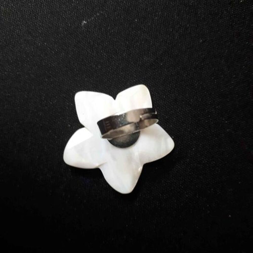 Bague fleur nacr&eacute; blanc Bijoux et montres