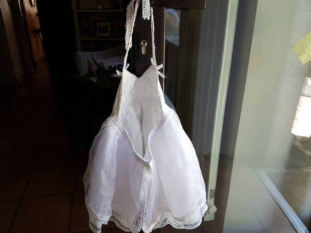 Robe blanche en dentelles pouvant servir pour une c&eacute;r&eacute;monie Vtements enfants