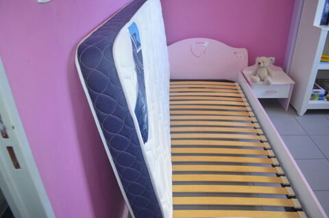  chambre enfant fille lit matelas sommier et chevet  TBE Salon-de-Provence (13)