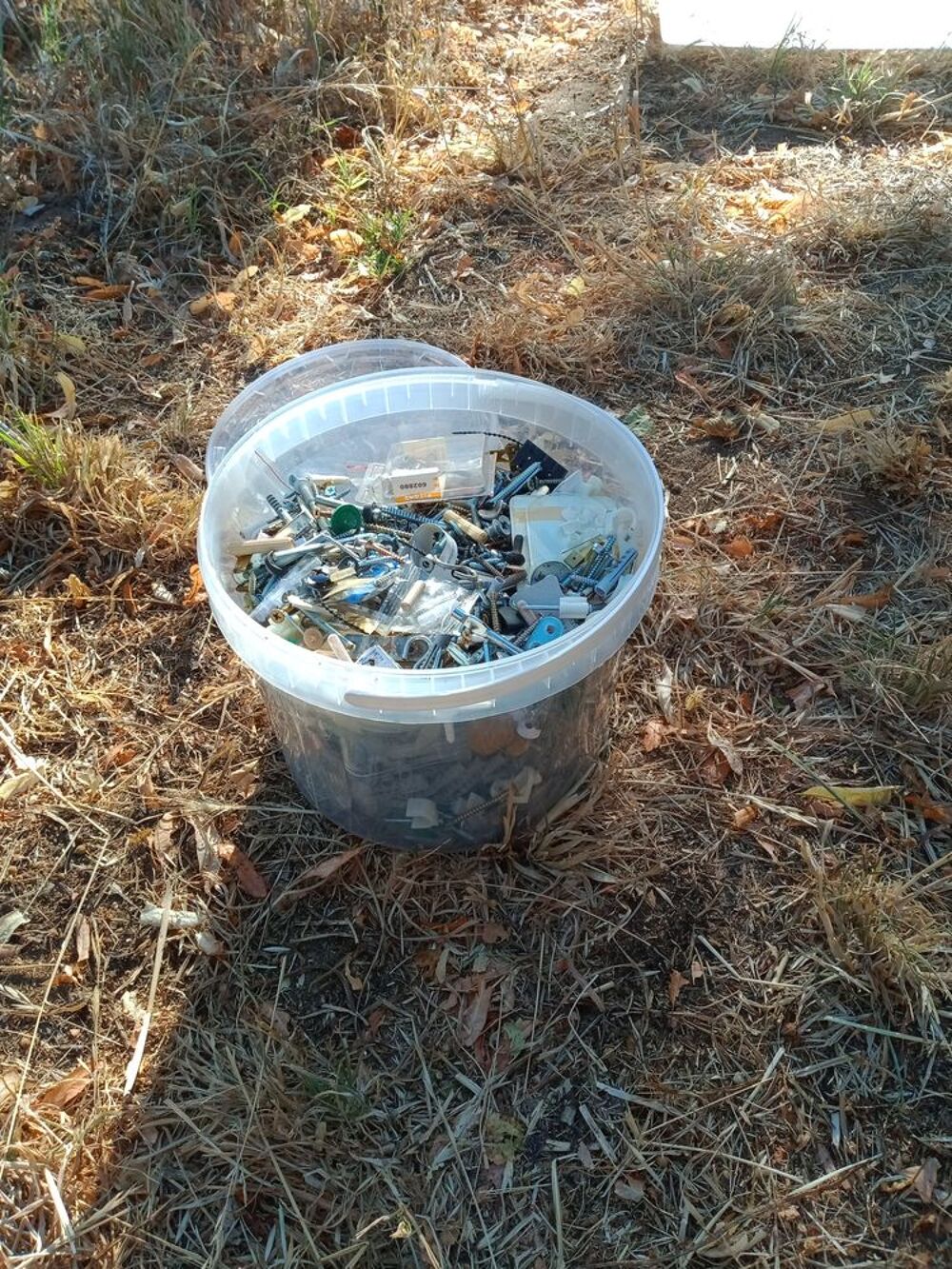 Lot de quincaillerie diverse dans seau Bricolage