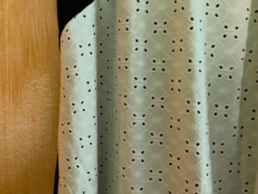 Belle robe avec broderies Vêtements