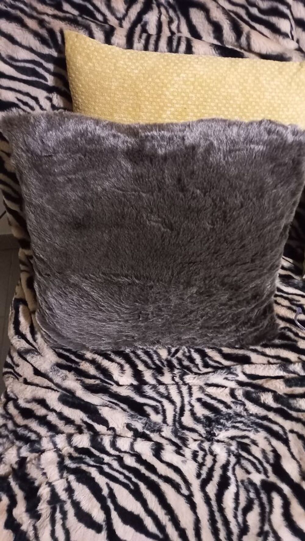 Beau coussin en fausse fourrure Taupe
45x45 cm D�coration