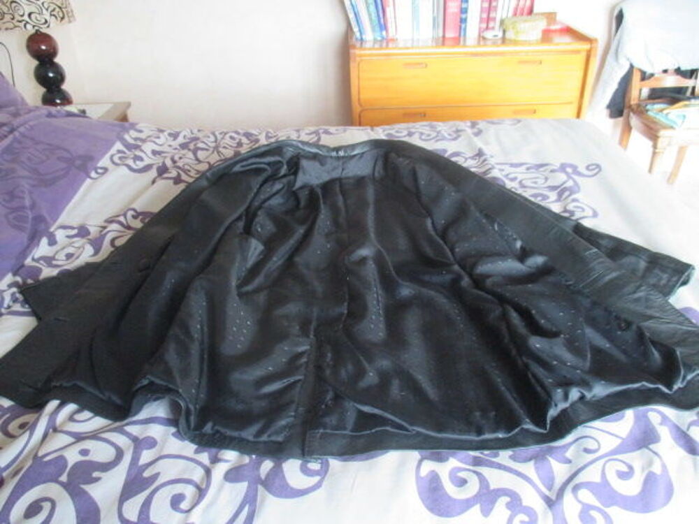 TRES BELLE VESTE FEMME EN CUIR NOIR . Vêtements