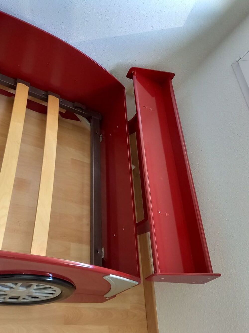 Lit voiture + sommier + armoire Mobilier enfants