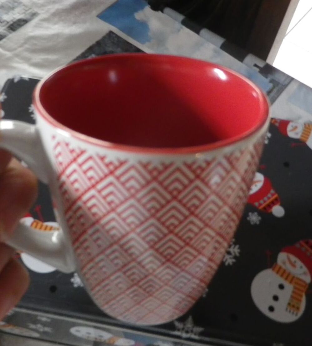 MUG MOTIFS GEOMETRIQUES ROUGES SUR FOND BLANC Décoration