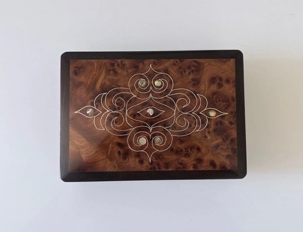 Bo&icirc;te &agrave; bijoux artisanale en bois et nacre Bijoux et montres