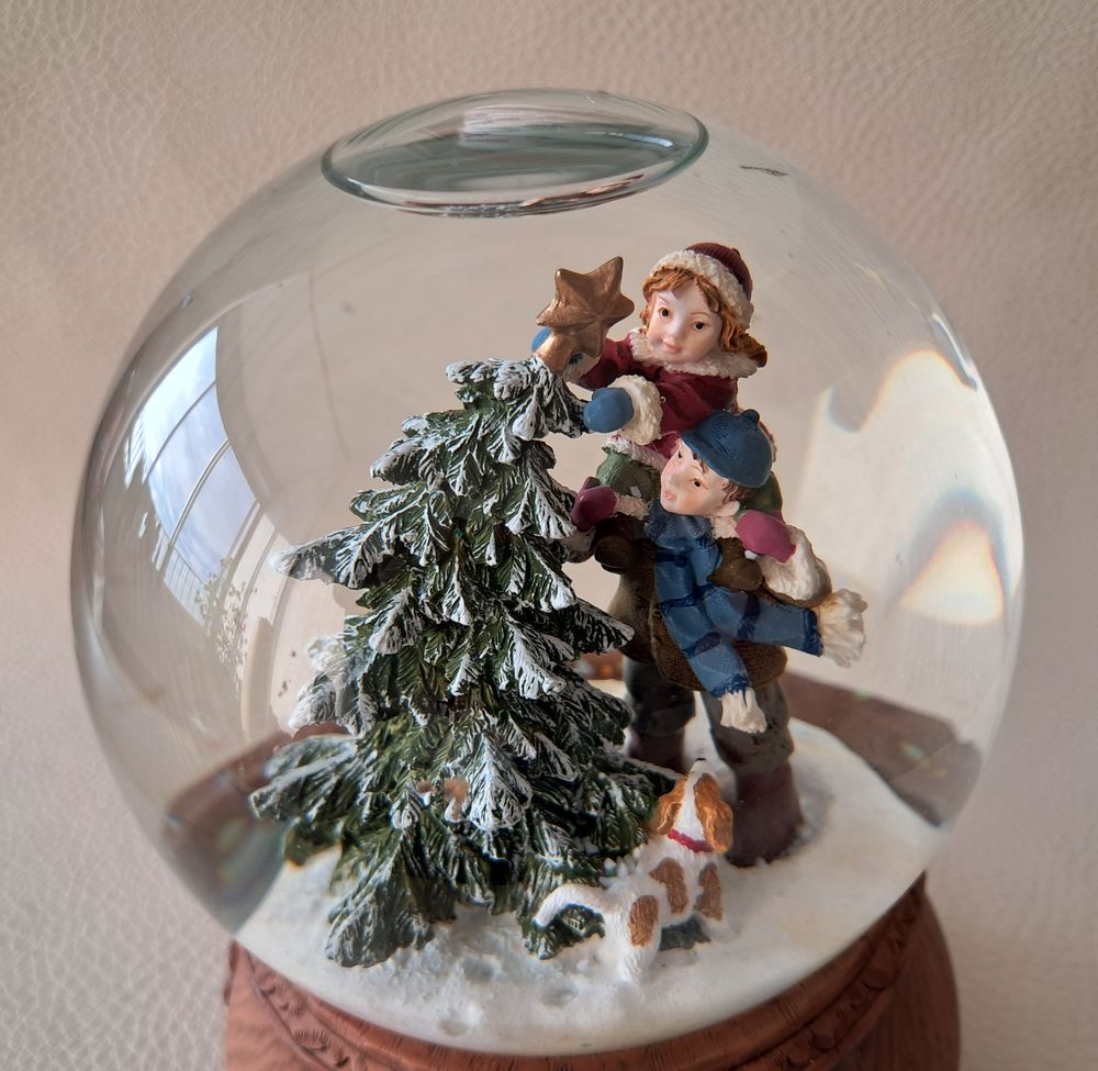 boule &agrave; neige avec d&eacute;cor de No&euml;l 
Décoration