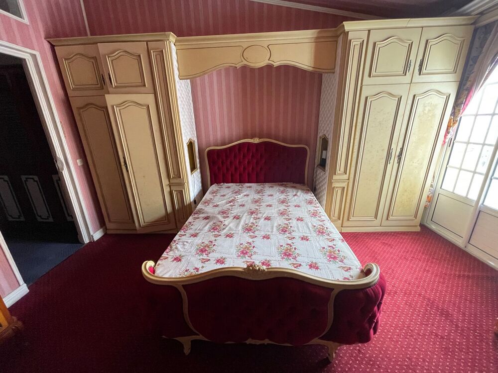Chambre compl&egrave;te style Louis XV ? lit capitonn&eacute; et placards Meubles