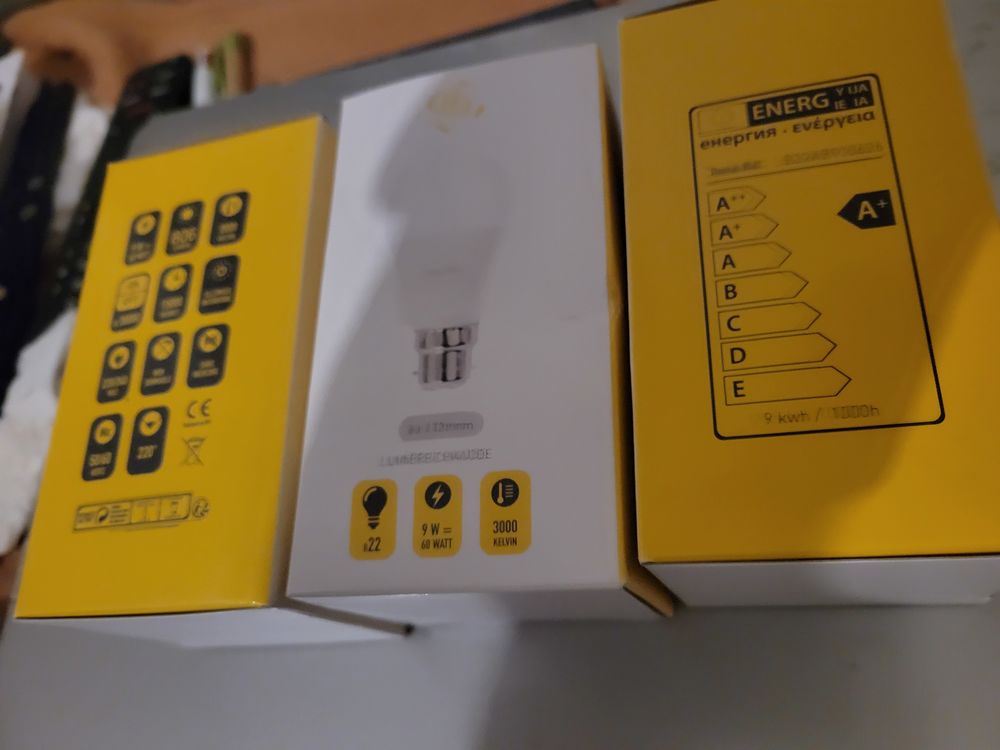 Ampoules led neuves b22 lot de 3 9w=60watt lm806 3000 a ba&iuml;o Bricolage