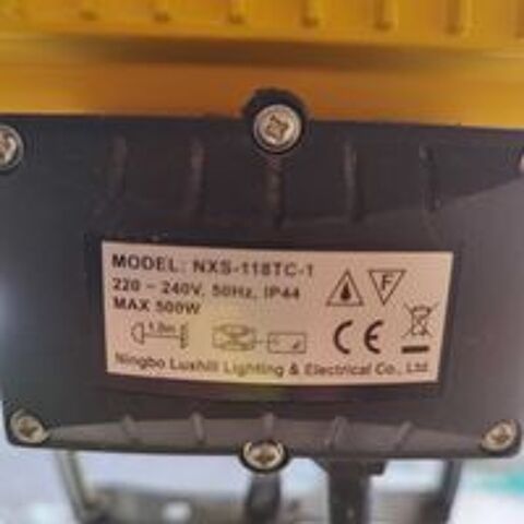   projecteur de chantier sur pied, 500W, (fonctionne parfaitement et en très bon état). modèle Ningbo NXS (filaire) 