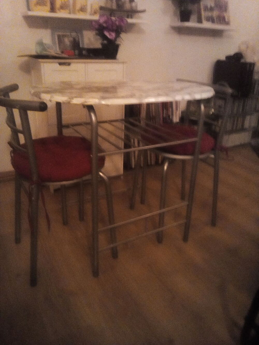 Table + 2 chaises
Meubles