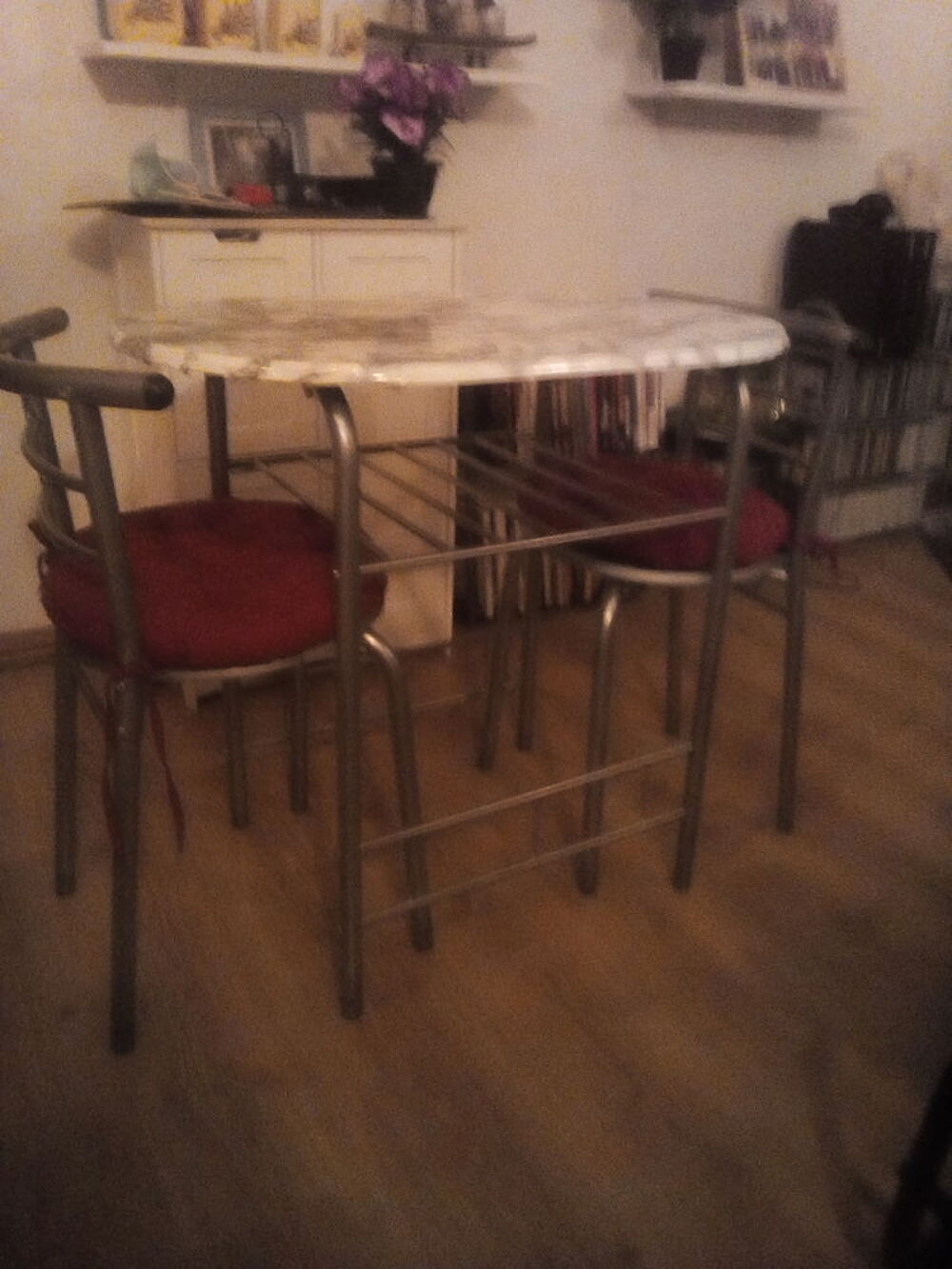 Table + 2 chaises
Meubles