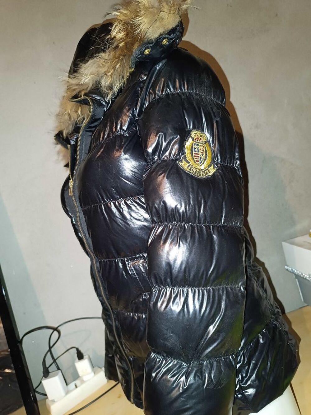 plusieurs v&ecirc;tements de taille M a XL les hauts a 2€ , pantalon 4€, blouson 15€ + renseignements par message j'en ai d'autres n'h&eacute;sitez Vêtements