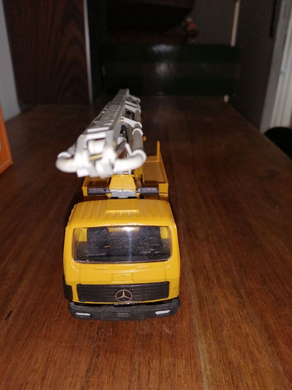Camion pompe &agrave; b&eacute;ton miniature avec bo&icirc;te PUTZMEISTER 
