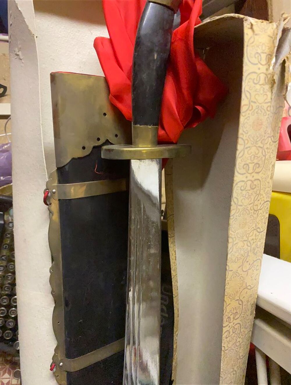 Sabre avec son fourreau neuf dans sa bo&icirc;te D�coration