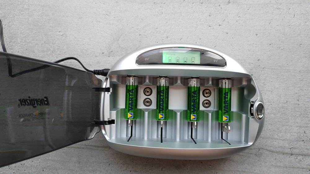 Chargeur de Batterie Universel Energizer avec 22 Piles/Accus Matriel informatique