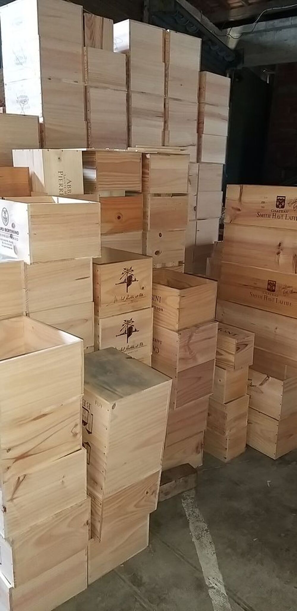 Fabriquez un sapin de No&euml;l original avec des caisses de vin Décoration