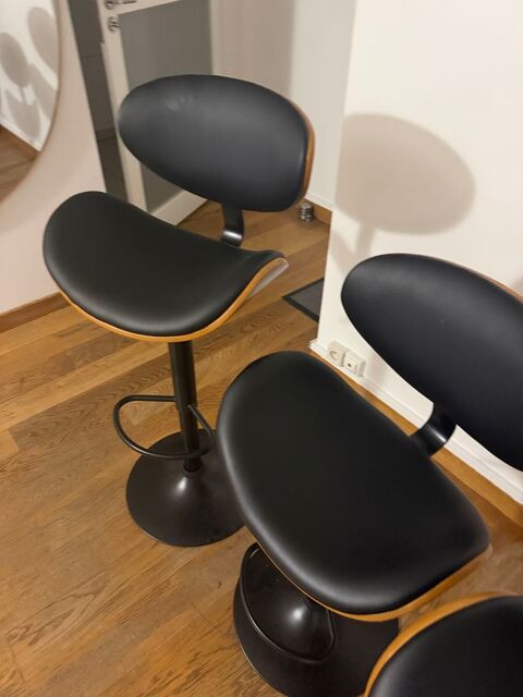 Lot de 3 tabourets de bar €  Bois cintré et cuir noir €  Excellent état 200 Nanterre (92)