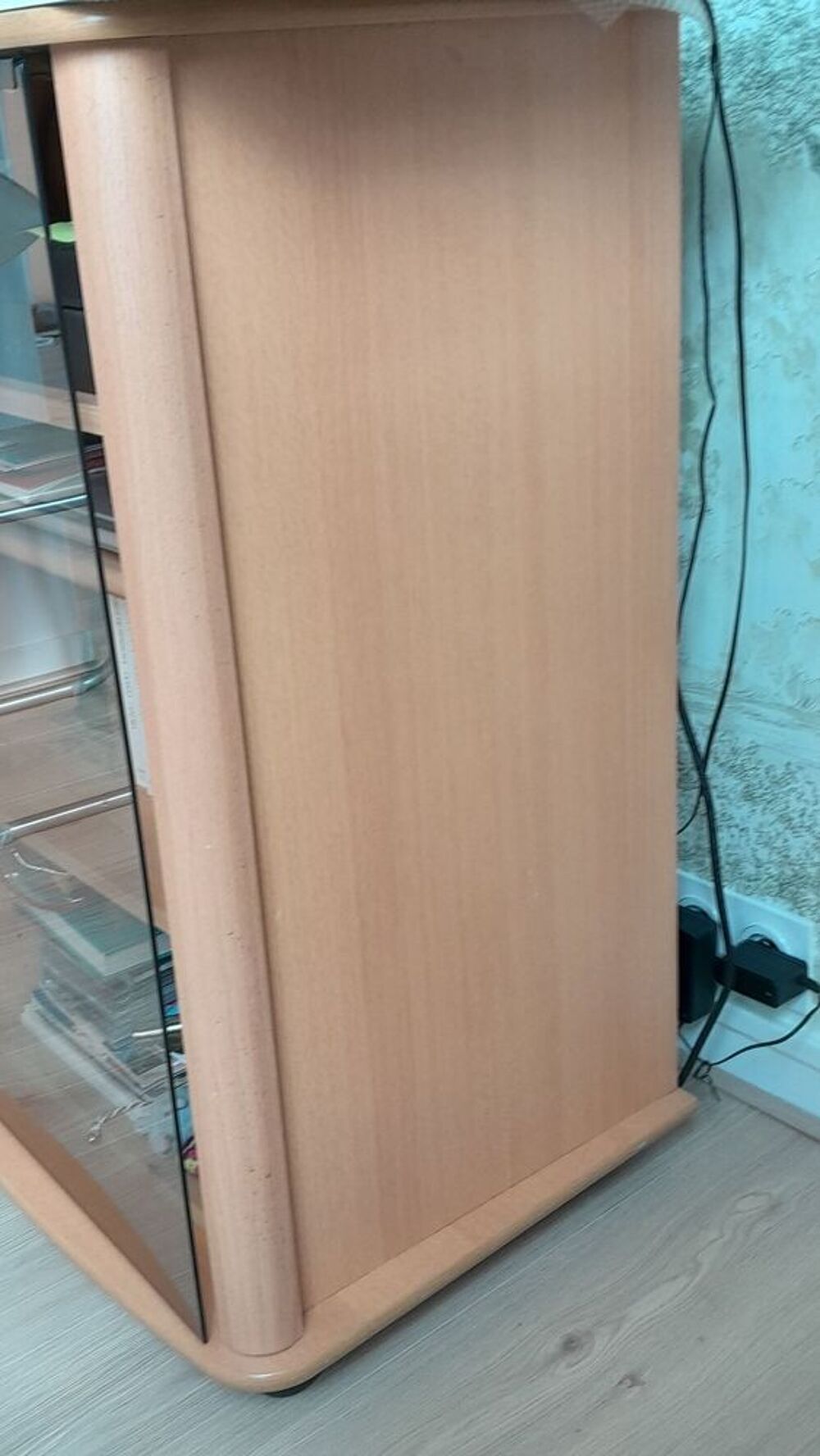Petit meuble vitrine sur roulettes Meubles