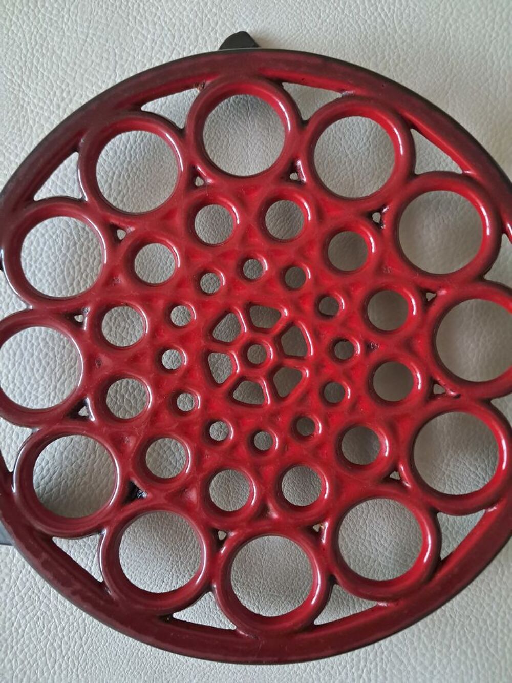 dessous de plat en fonte noir et rouge d&eacute;cor g&eacute;om&eacute;trique Décoration