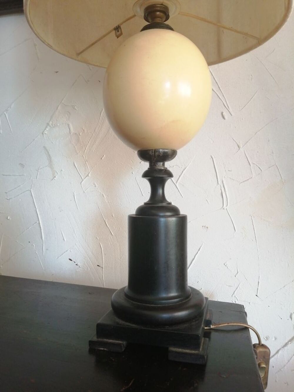 Lampe, &eacute;b&egrave;ne et ?uf d'autruche, avec ou sans abat-jour 