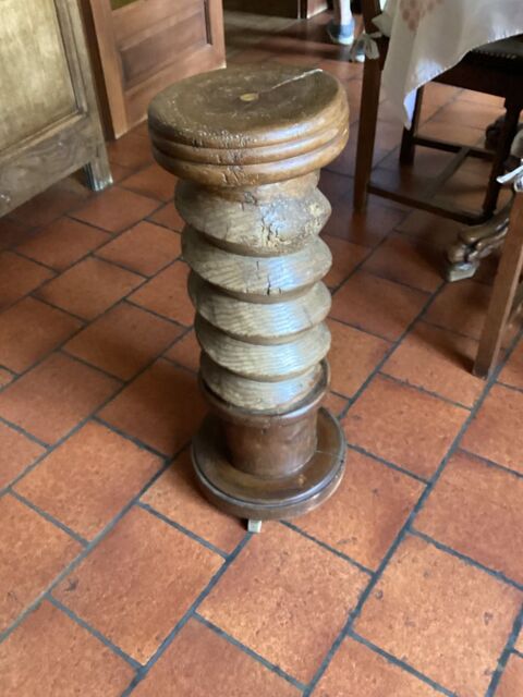 Vis de pressoir sur socle et tablette ronde 20 Vimoutiers (61)