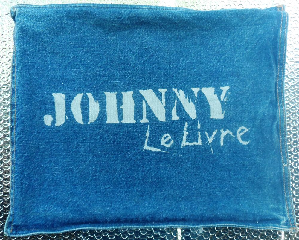 JOHNNY HALLYDAY LE LIVRE M&Eacute;TAL TR&Egrave;S PEU UTILIS&Eacute; COMME NEUF 