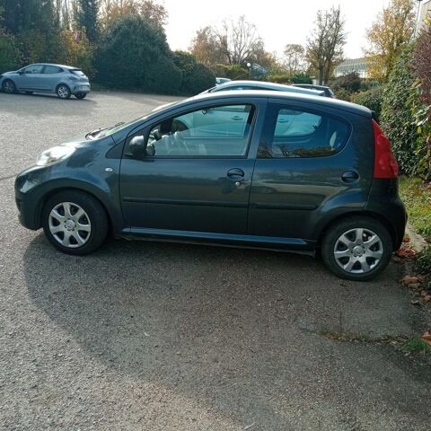 Peugeot 107 automatique 5 portes tr&egrave;s bon &ea