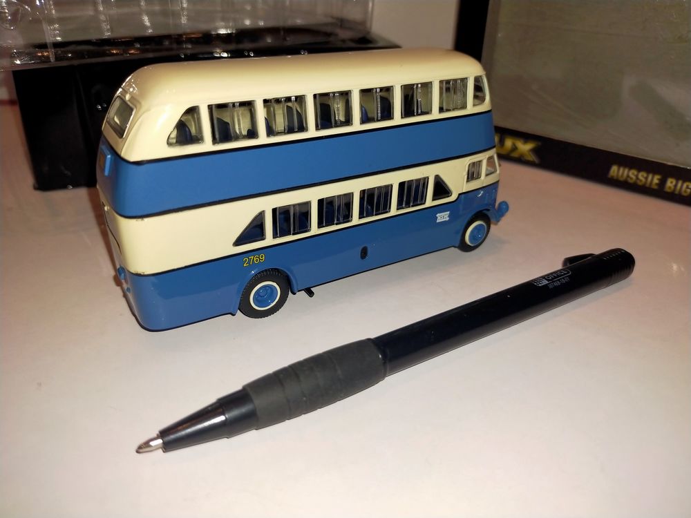 Bus miniature bleu &agrave; imp&eacute;riale 1/76
Jeux / jouets