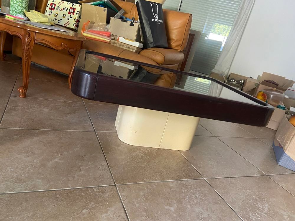table basse vintage rectangulaire des ann&eacute;es 1970 ou 1980, caract&eacute;ris&eacute;e par un plateau en verre fum&eacute; ins&eacute;r&eacute; dans un &eacute;pais cadre en bois Meubles