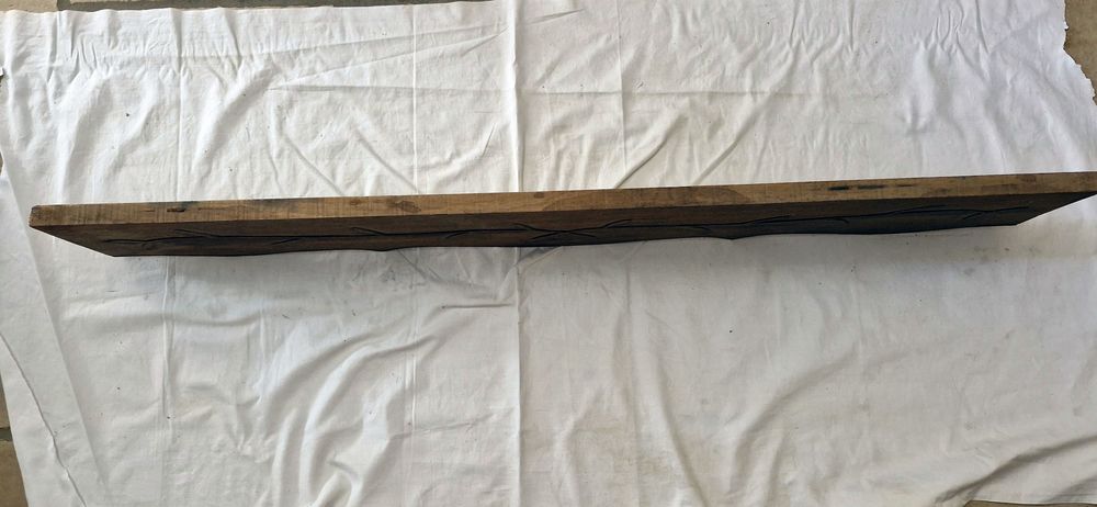 Ancien fronton sculpt&eacute; en bois ch&egrave;ne
Longueur 120cm
Décoration