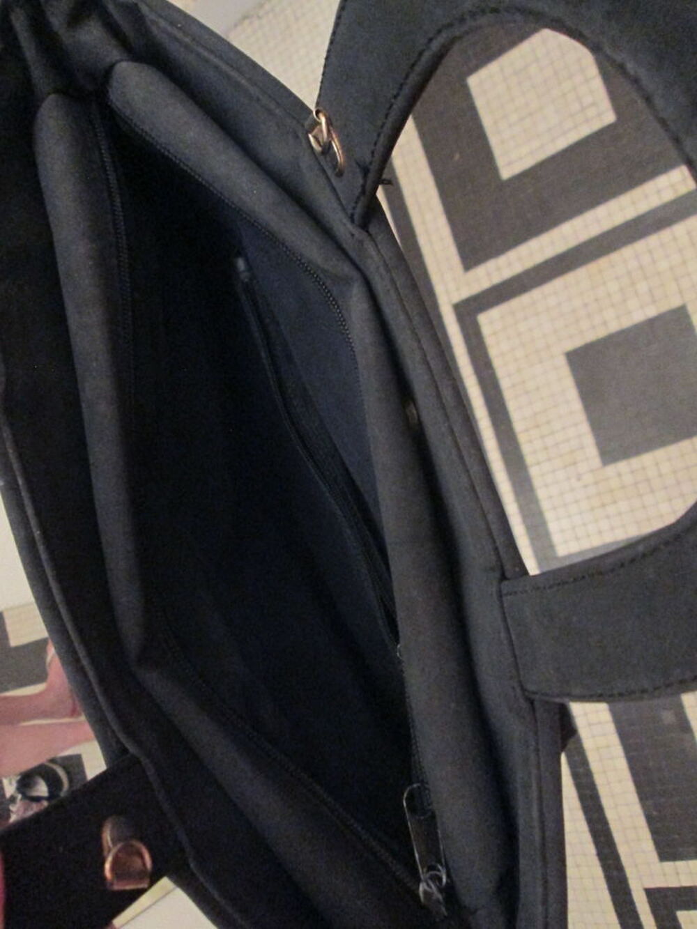 Sac noir rev&ecirc;tement en tissu avec petites anses Maroquinerie